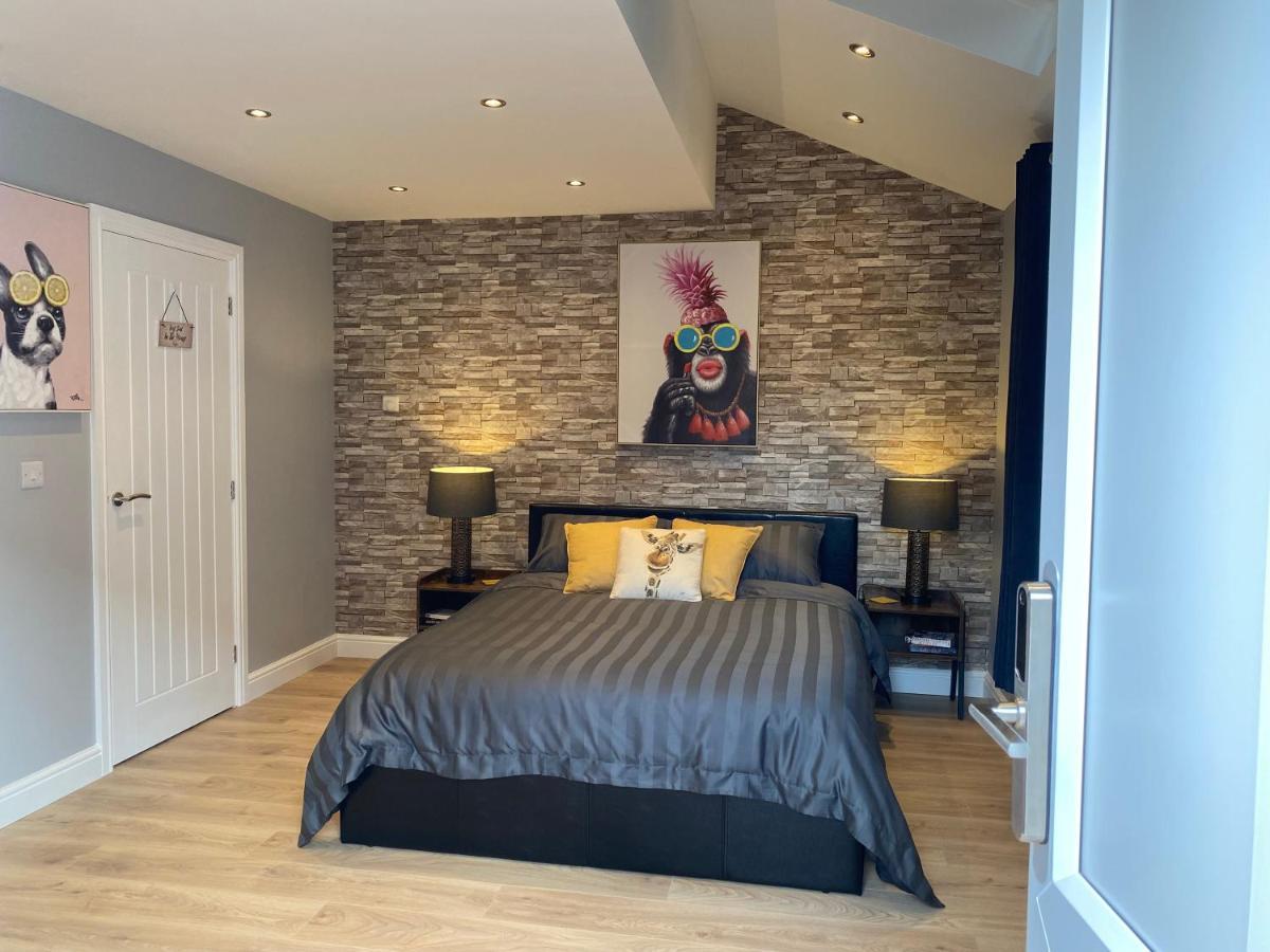 Modern Luxury 1 Bed Apartment With Parking Near Stansted Airport สแตนสเต็ด เมาท์ฟิทเช็ต ภายนอก รูปภาพ
