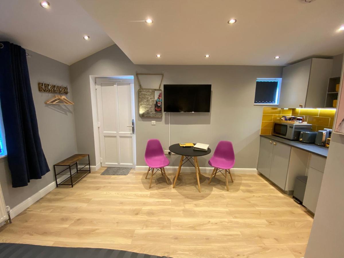 Modern Luxury 1 Bed Apartment With Parking Near Stansted Airport สแตนสเต็ด เมาท์ฟิทเช็ต ภายนอก รูปภาพ