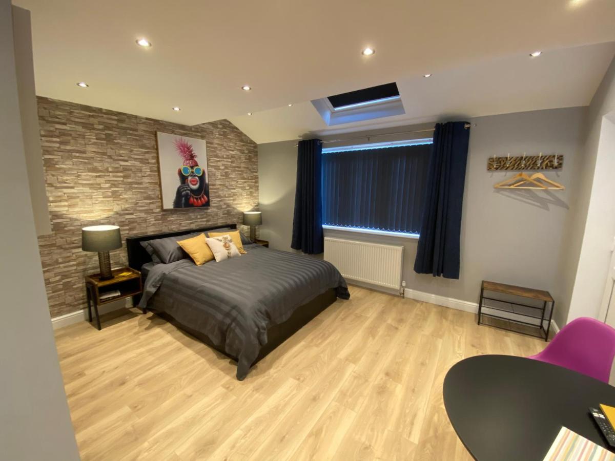 Modern Luxury 1 Bed Apartment With Parking Near Stansted Airport สแตนสเต็ด เมาท์ฟิทเช็ต ภายนอก รูปภาพ