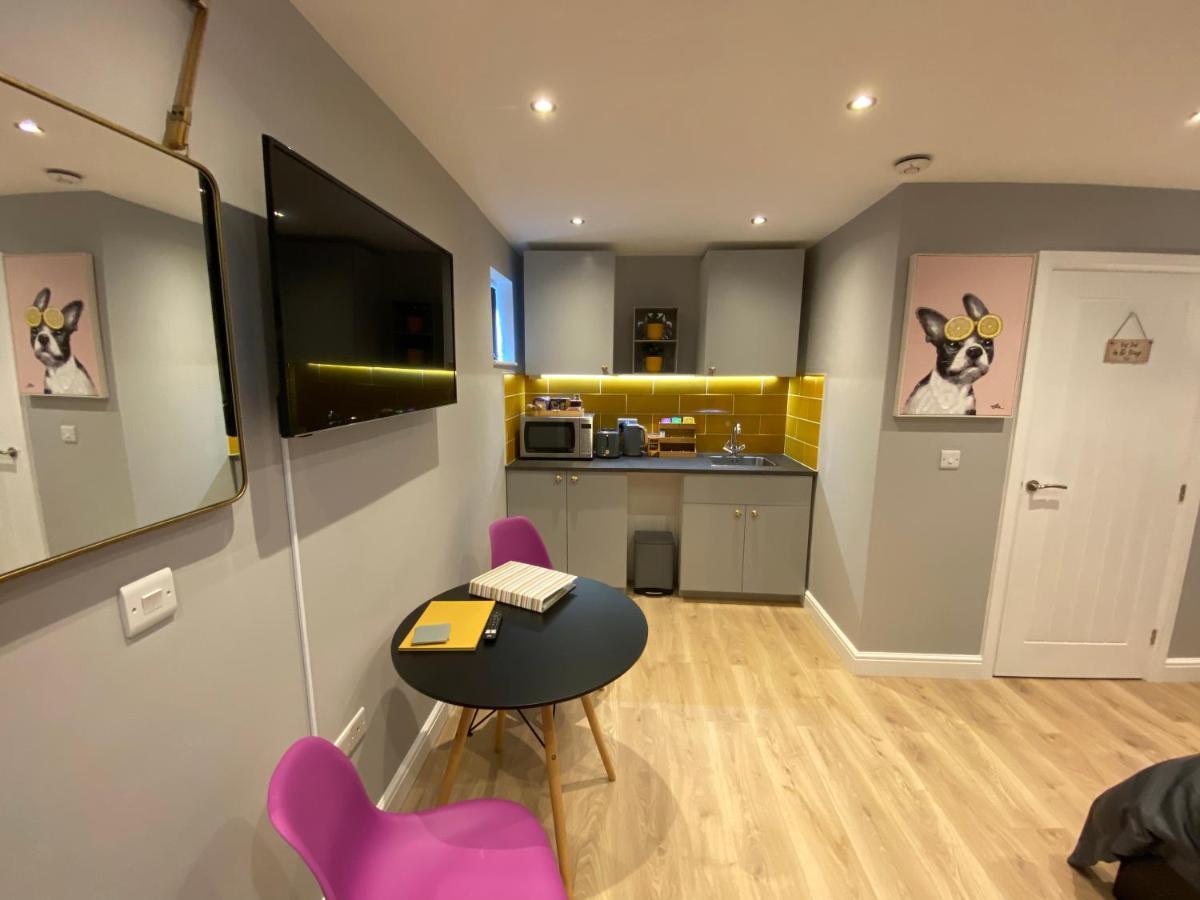 Modern Luxury 1 Bed Apartment With Parking Near Stansted Airport สแตนสเต็ด เมาท์ฟิทเช็ต ภายนอก รูปภาพ