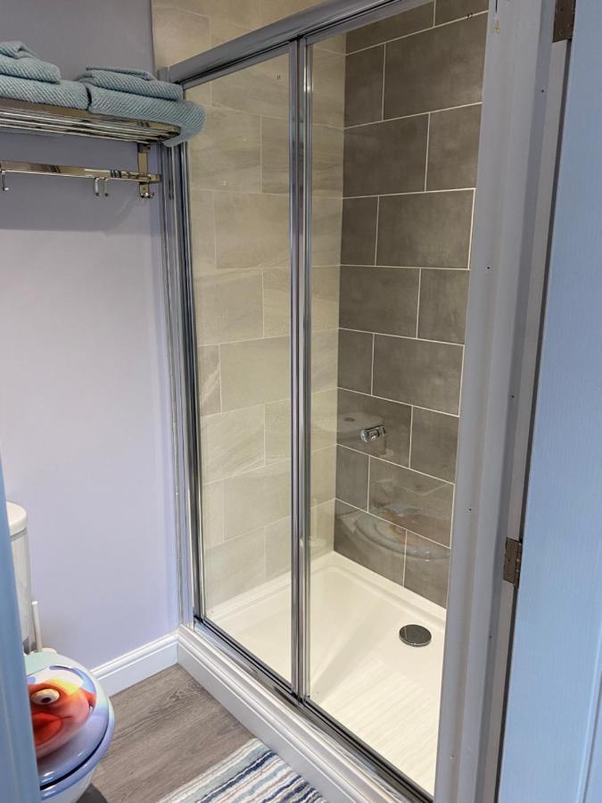 Modern Luxury 1 Bed Apartment With Parking Near Stansted Airport สแตนสเต็ด เมาท์ฟิทเช็ต ภายนอก รูปภาพ