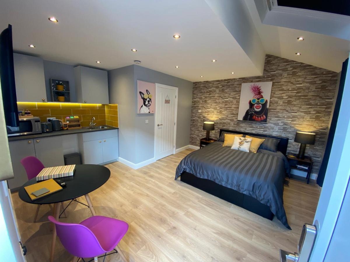 Modern Luxury 1 Bed Apartment With Parking Near Stansted Airport สแตนสเต็ด เมาท์ฟิทเช็ต ภายนอก รูปภาพ