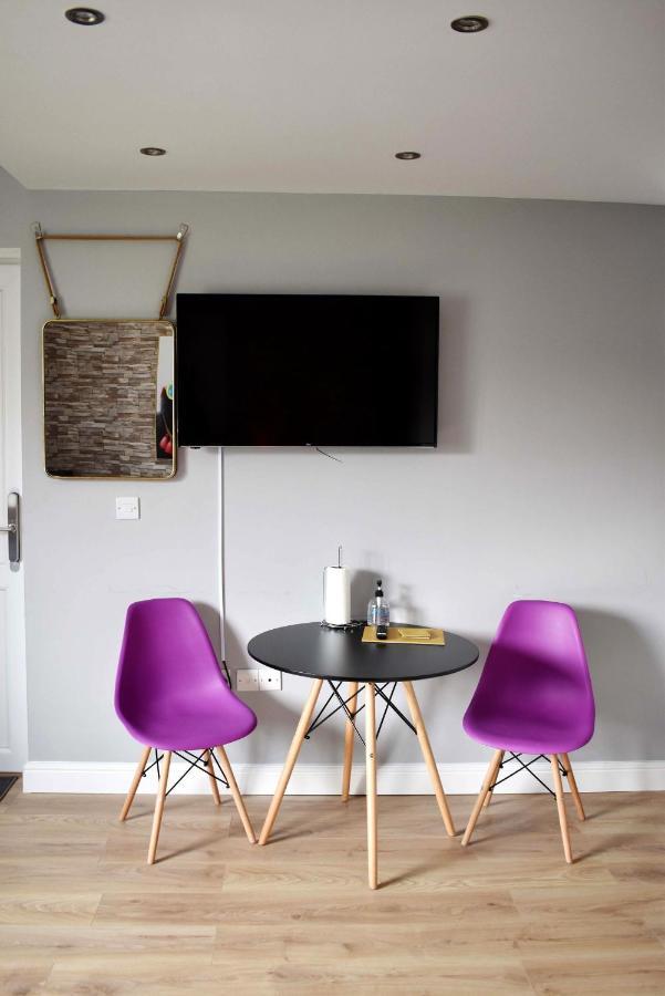 Modern Luxury 1 Bed Apartment With Parking Near Stansted Airport สแตนสเต็ด เมาท์ฟิทเช็ต ภายนอก รูปภาพ