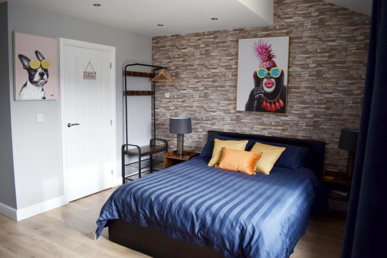 Modern Luxury 1 Bed Apartment With Parking Near Stansted Airport สแตนสเต็ด เมาท์ฟิทเช็ต ภายนอก รูปภาพ