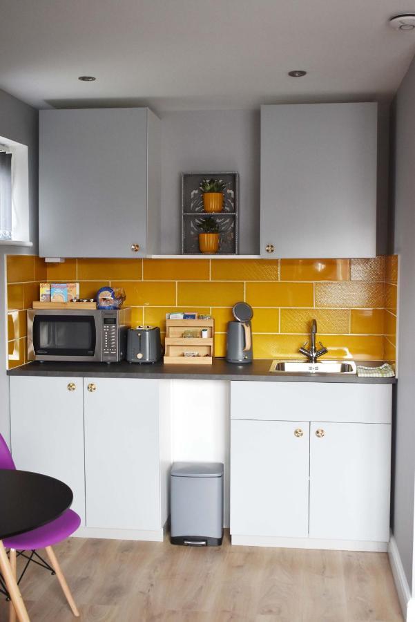 Modern Luxury 1 Bed Apartment With Parking Near Stansted Airport สแตนสเต็ด เมาท์ฟิทเช็ต ภายนอก รูปภาพ