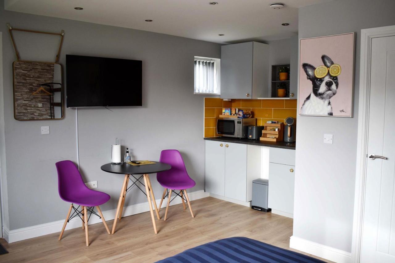 Modern Luxury 1 Bed Apartment With Parking Near Stansted Airport สแตนสเต็ด เมาท์ฟิทเช็ต ภายนอก รูปภาพ
