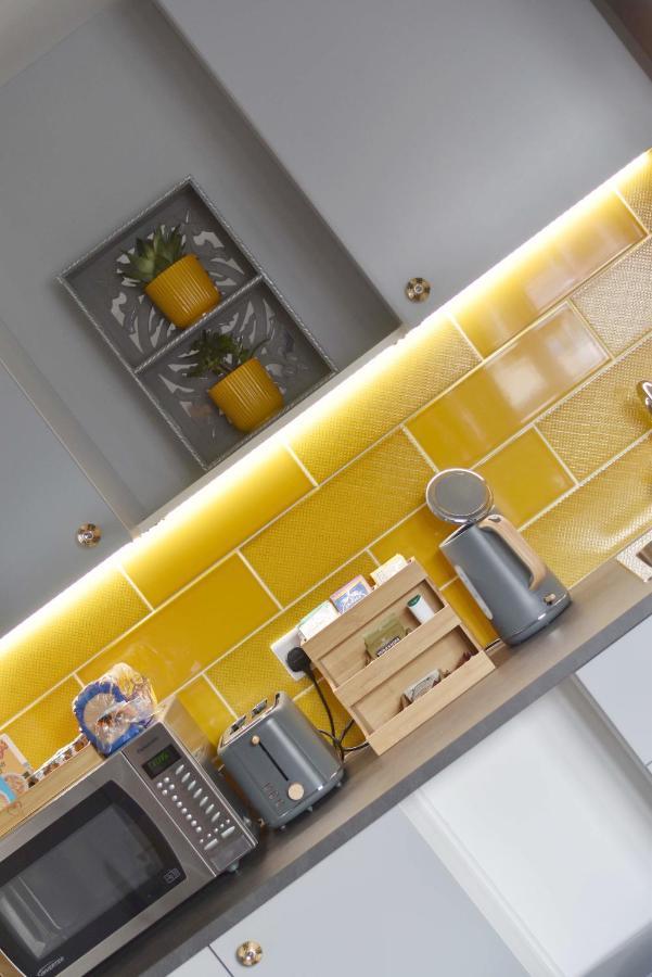 Modern Luxury 1 Bed Apartment With Parking Near Stansted Airport สแตนสเต็ด เมาท์ฟิทเช็ต ภายนอก รูปภาพ